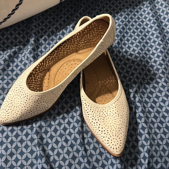 Maurice’s white flats - Picture 2 of 3